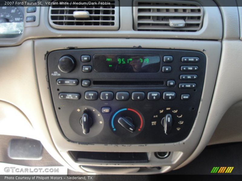 Vibrant White / Medium/Dark Pebble 2007 Ford Taurus SE