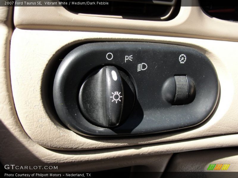 Vibrant White / Medium/Dark Pebble 2007 Ford Taurus SE