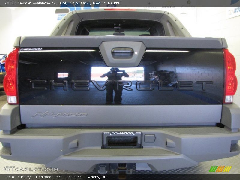 Onyx Black / Medium Neutral 2002 Chevrolet Avalanche Z71 4x4
