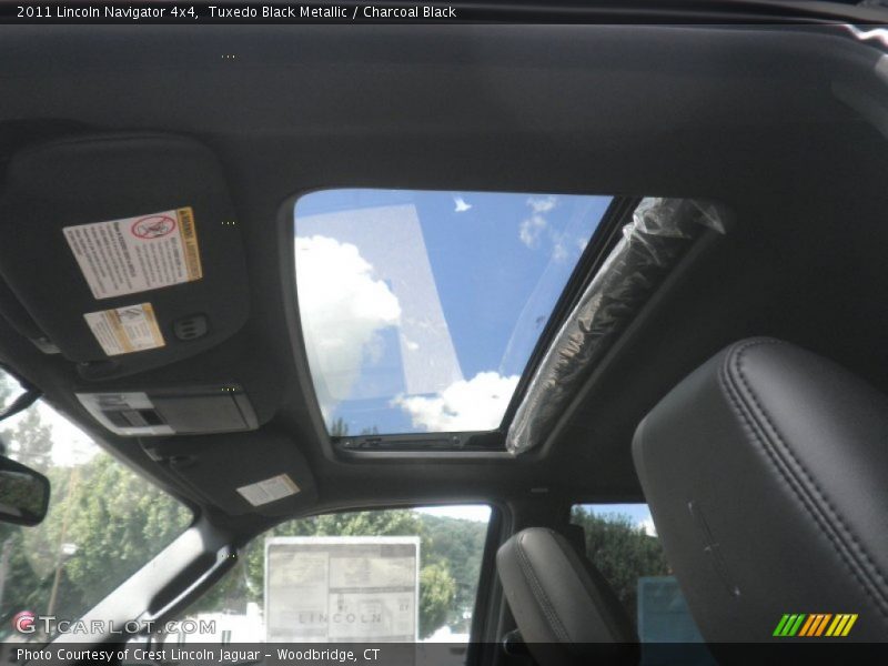 Tuxedo Black Metallic / Charcoal Black 2011 Lincoln Navigator 4x4