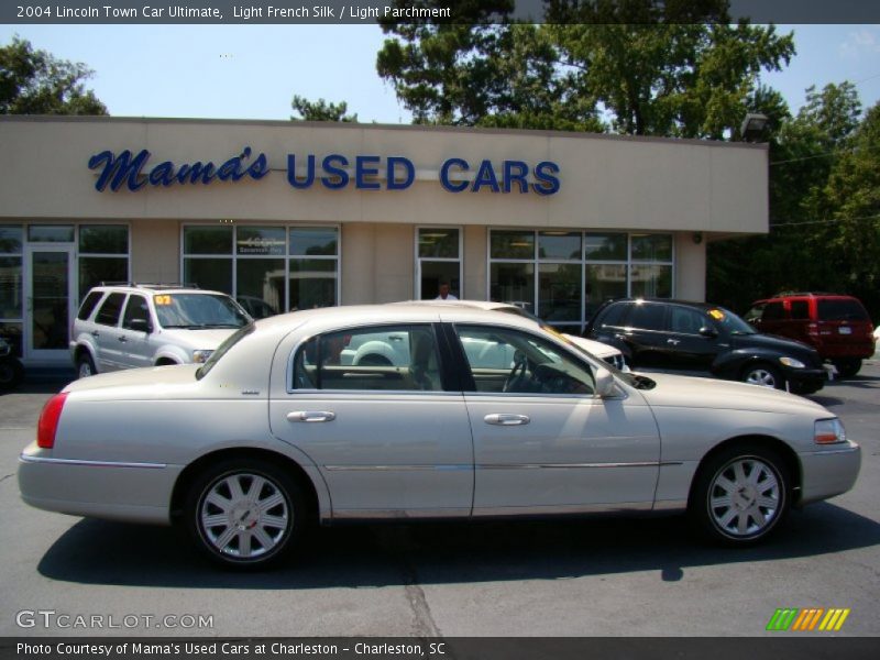 Light French Silk / Light Parchment 2004 Lincoln Town Car Ultimate