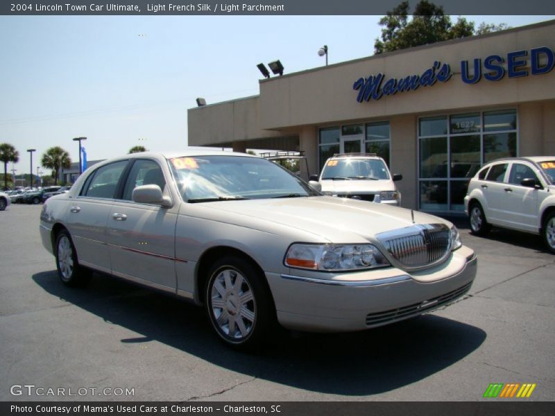 Light French Silk / Light Parchment 2004 Lincoln Town Car Ultimate