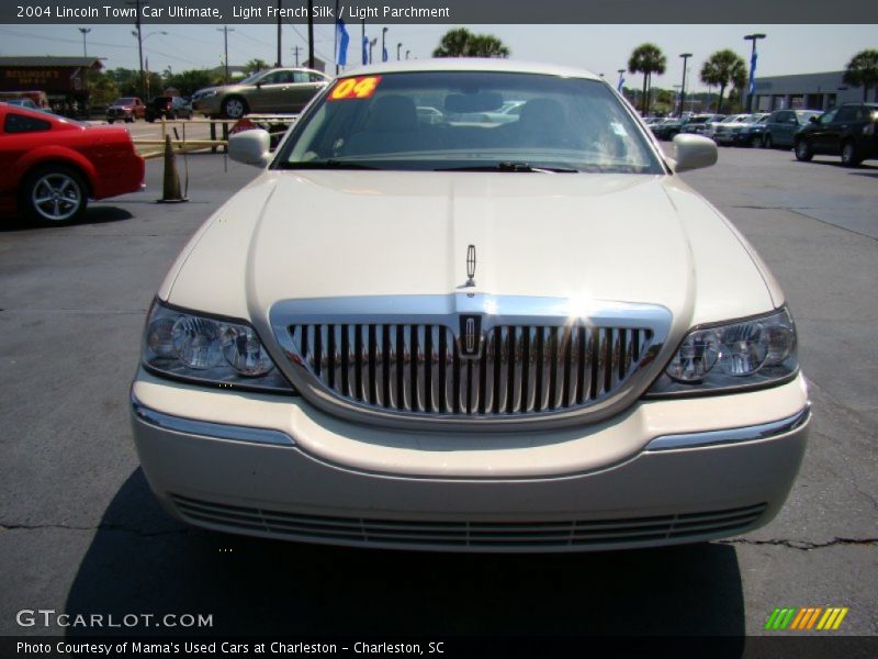Light French Silk / Light Parchment 2004 Lincoln Town Car Ultimate