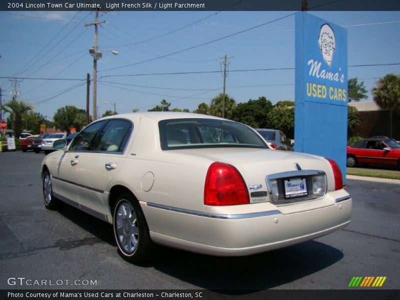 Light French Silk / Light Parchment 2004 Lincoln Town Car Ultimate