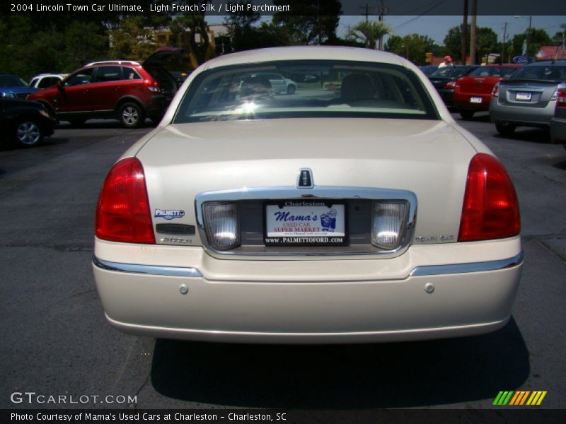 Light French Silk / Light Parchment 2004 Lincoln Town Car Ultimate