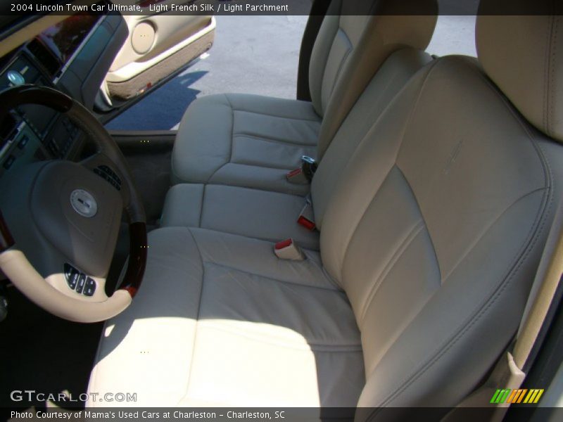 Light French Silk / Light Parchment 2004 Lincoln Town Car Ultimate