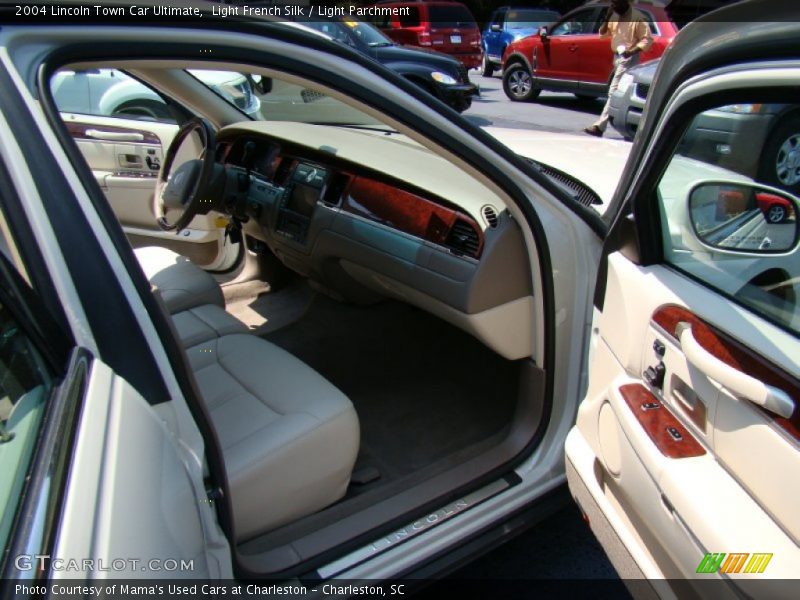 Light French Silk / Light Parchment 2004 Lincoln Town Car Ultimate