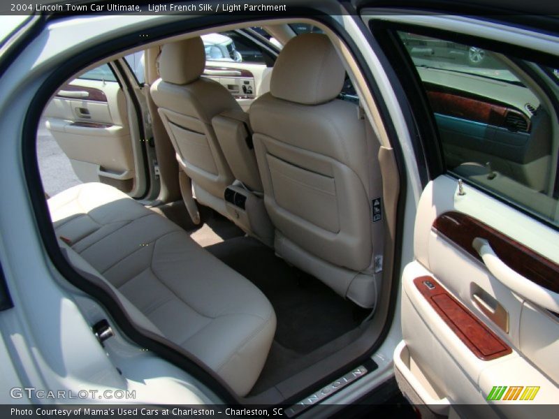 Light French Silk / Light Parchment 2004 Lincoln Town Car Ultimate