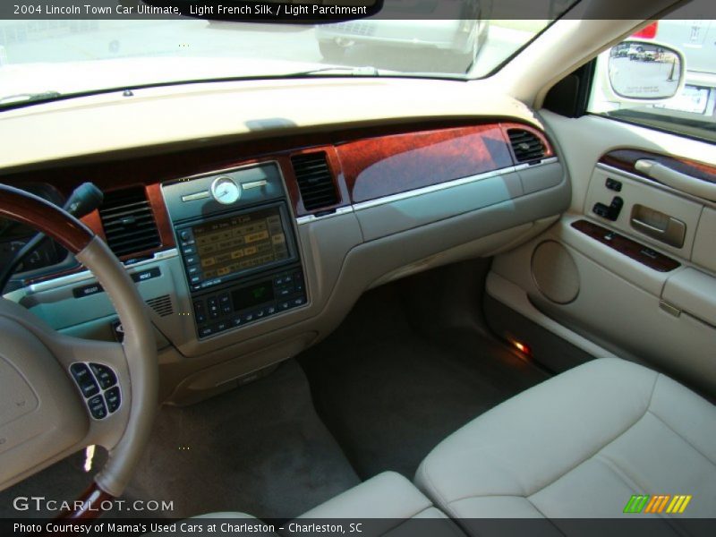 Light French Silk / Light Parchment 2004 Lincoln Town Car Ultimate