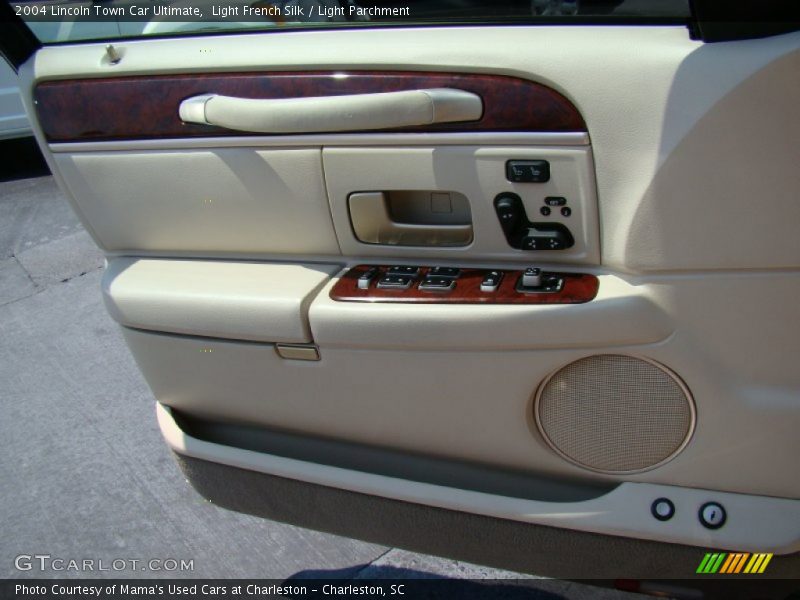 Light French Silk / Light Parchment 2004 Lincoln Town Car Ultimate