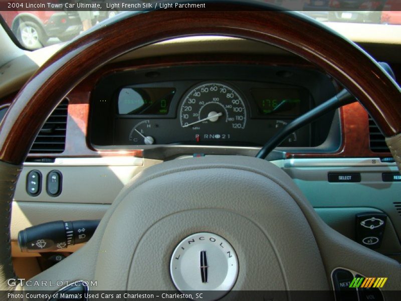 Light French Silk / Light Parchment 2004 Lincoln Town Car Ultimate