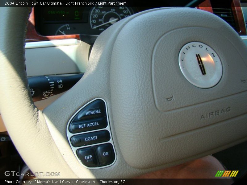 Light French Silk / Light Parchment 2004 Lincoln Town Car Ultimate