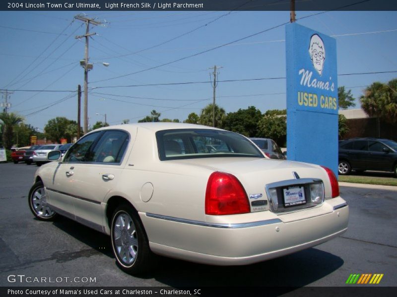 Light French Silk / Light Parchment 2004 Lincoln Town Car Ultimate