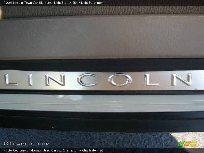 Light French Silk / Light Parchment 2004 Lincoln Town Car Ultimate