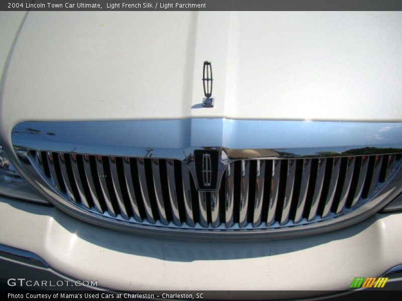 Light French Silk / Light Parchment 2004 Lincoln Town Car Ultimate