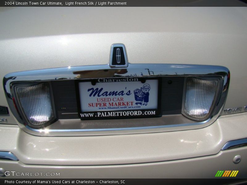 Light French Silk / Light Parchment 2004 Lincoln Town Car Ultimate