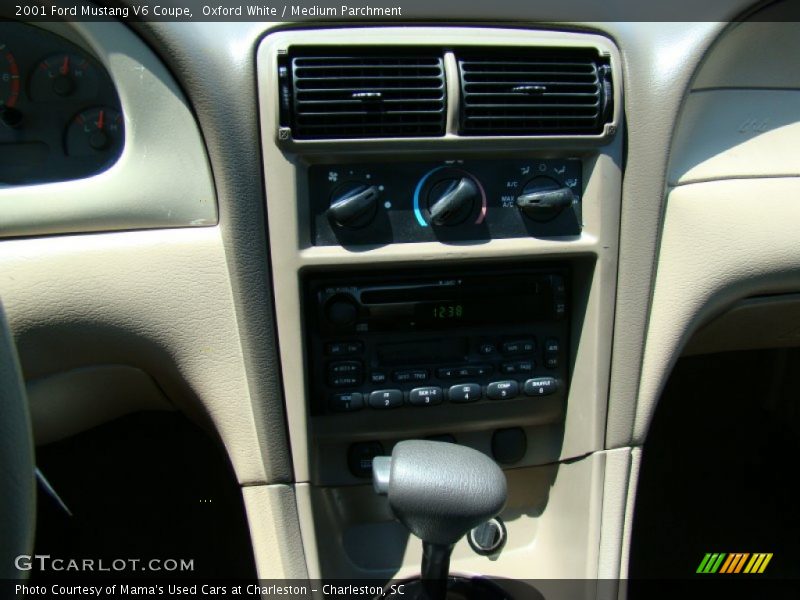 Oxford White / Medium Parchment 2001 Ford Mustang V6 Coupe