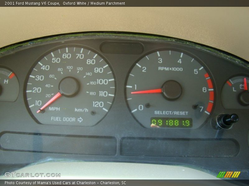 Oxford White / Medium Parchment 2001 Ford Mustang V6 Coupe