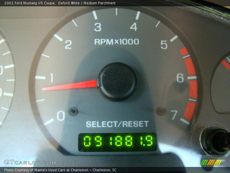 Oxford White / Medium Parchment 2001 Ford Mustang V6 Coupe