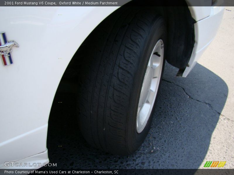 Oxford White / Medium Parchment 2001 Ford Mustang V6 Coupe