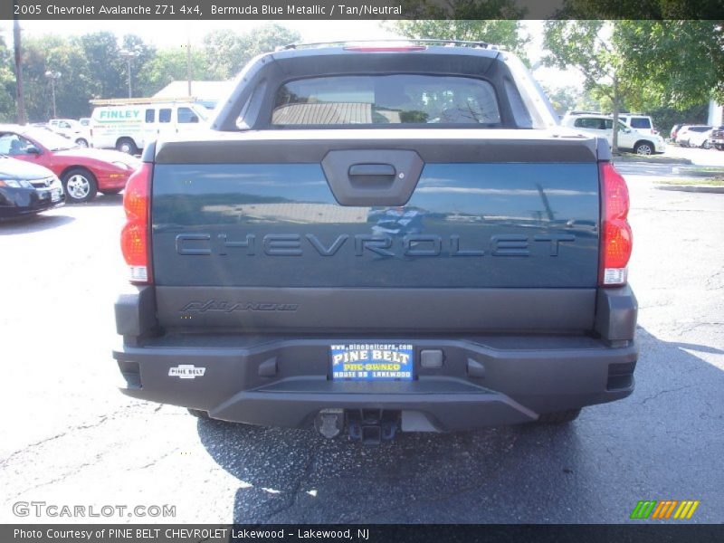 Bermuda Blue Metallic / Tan/Neutral 2005 Chevrolet Avalanche Z71 4x4