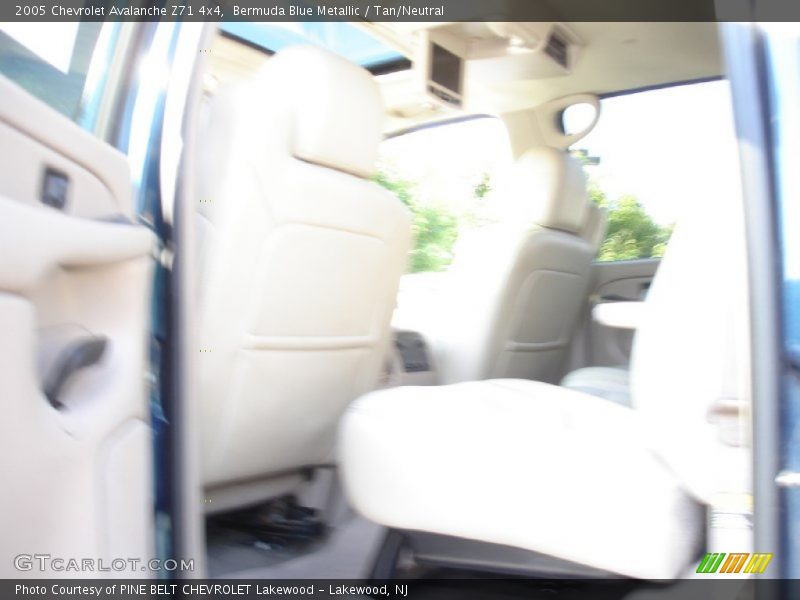 Bermuda Blue Metallic / Tan/Neutral 2005 Chevrolet Avalanche Z71 4x4