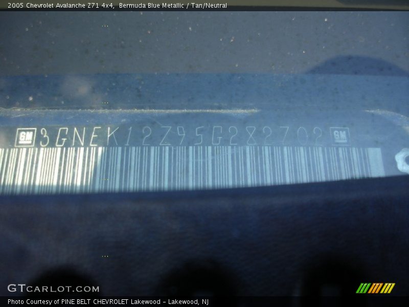 Bermuda Blue Metallic / Tan/Neutral 2005 Chevrolet Avalanche Z71 4x4