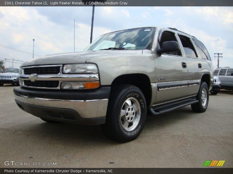 Front 3/4 View of 2001 Tahoe LS