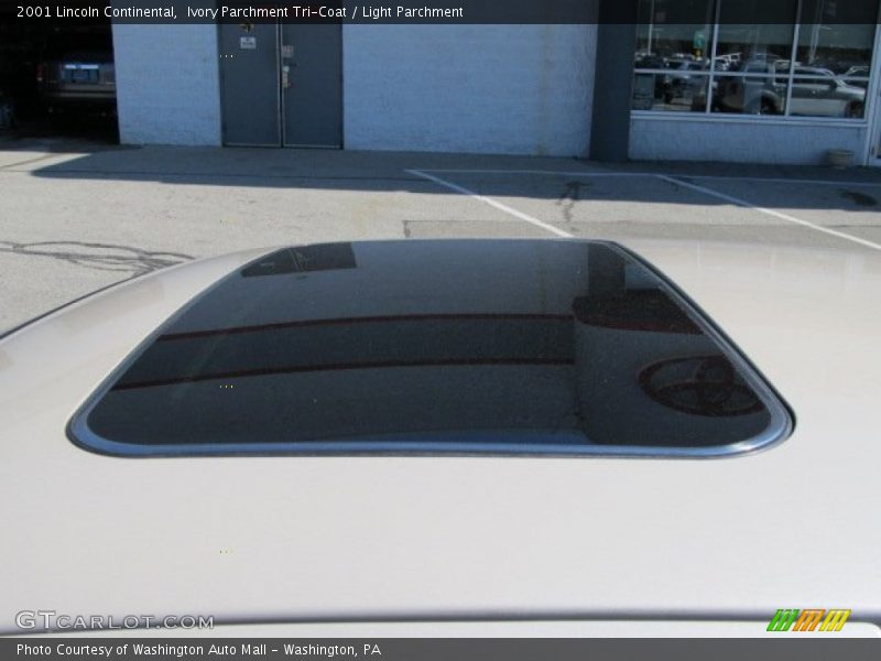 Ivory Parchment Tri-Coat / Light Parchment 2001 Lincoln Continental
