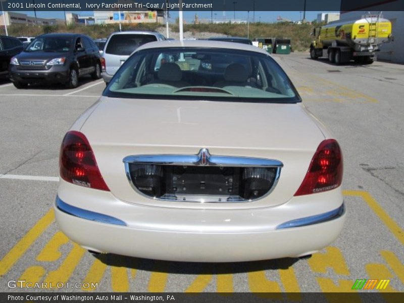 Ivory Parchment Tri-Coat / Light Parchment 2001 Lincoln Continental