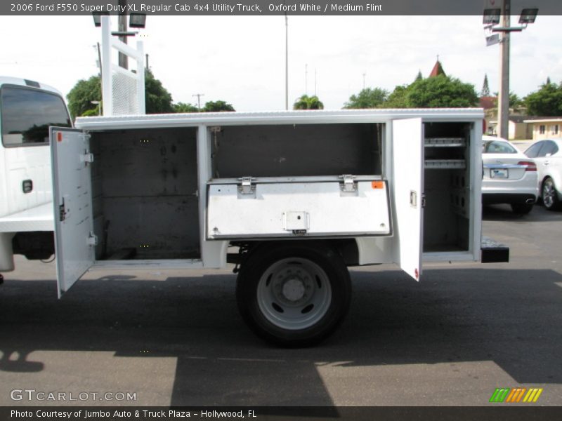Oxford White / Medium Flint 2006 Ford F550 Super Duty XL Regular Cab 4x4 Utility Truck