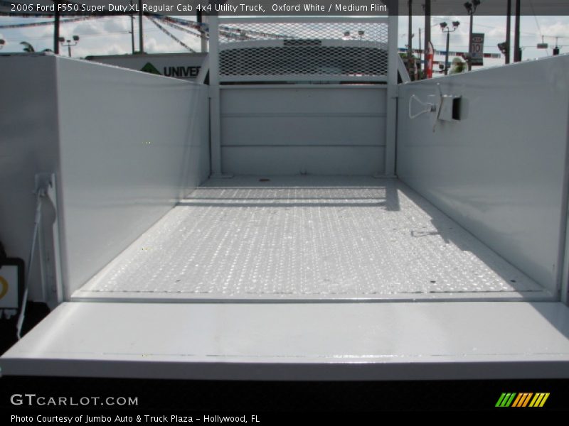 Oxford White / Medium Flint 2006 Ford F550 Super Duty XL Regular Cab 4x4 Utility Truck