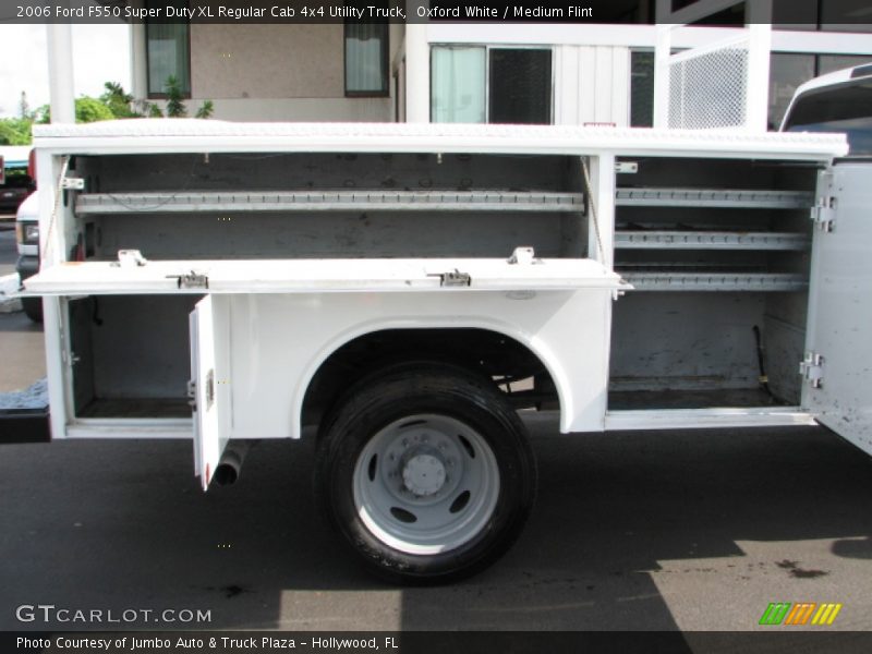 Oxford White / Medium Flint 2006 Ford F550 Super Duty XL Regular Cab 4x4 Utility Truck