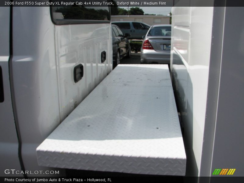 Oxford White / Medium Flint 2006 Ford F550 Super Duty XL Regular Cab 4x4 Utility Truck