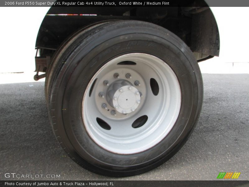 Oxford White / Medium Flint 2006 Ford F550 Super Duty XL Regular Cab 4x4 Utility Truck