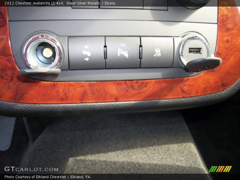 Sheer Silver Metallic / Ebony 2011 Chevrolet Avalanche LS 4x4