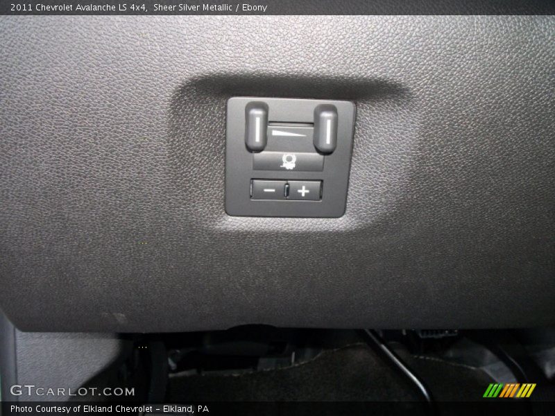Sheer Silver Metallic / Ebony 2011 Chevrolet Avalanche LS 4x4