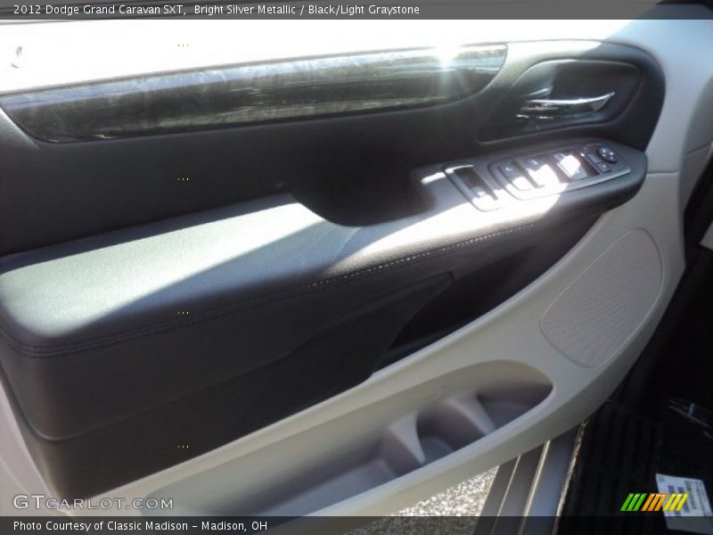 Bright Silver Metallic / Black/Light Graystone 2012 Dodge Grand Caravan SXT