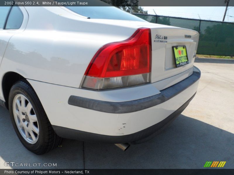 White / Taupe/Light Taupe 2002 Volvo S60 2.4