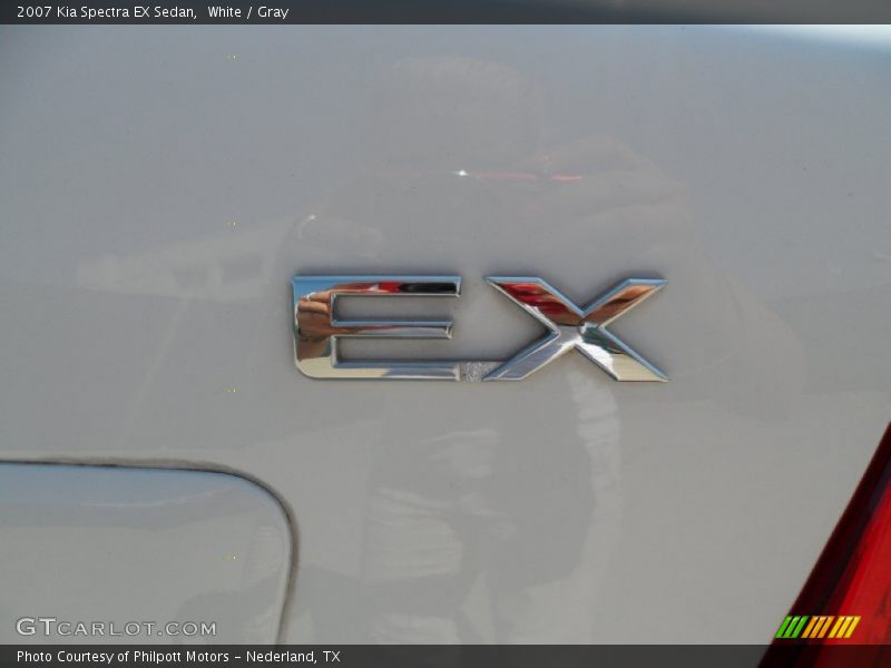 White / Gray 2007 Kia Spectra EX Sedan