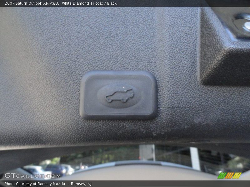 White Diamond Tricoat / Black 2007 Saturn Outlook XR AWD