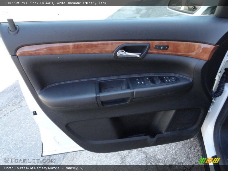 White Diamond Tricoat / Black 2007 Saturn Outlook XR AWD