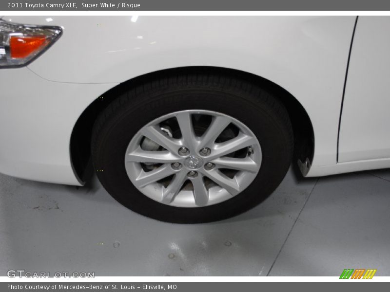 Super White / Bisque 2011 Toyota Camry XLE