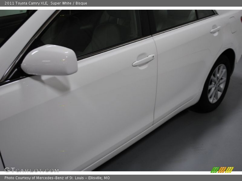 Super White / Bisque 2011 Toyota Camry XLE
