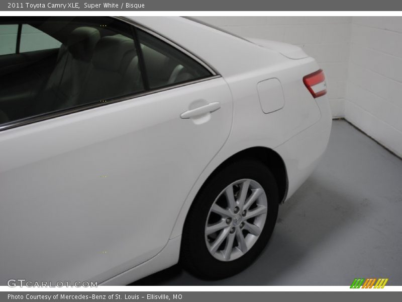 Super White / Bisque 2011 Toyota Camry XLE