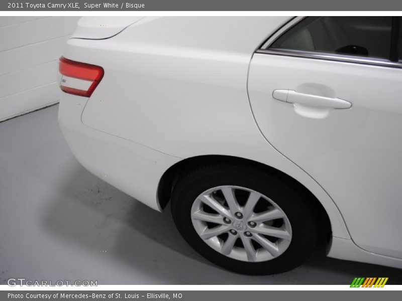 Super White / Bisque 2011 Toyota Camry XLE