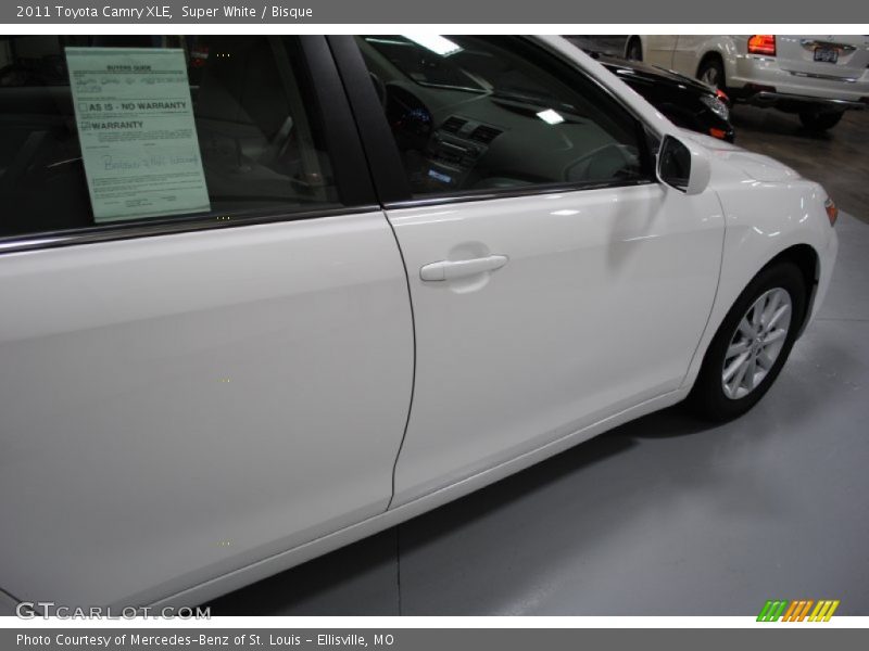 Super White / Bisque 2011 Toyota Camry XLE
