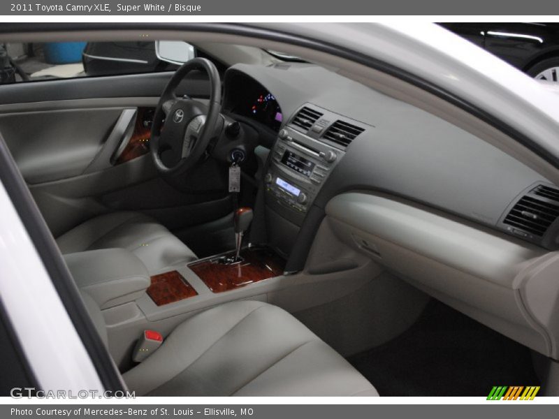 Super White / Bisque 2011 Toyota Camry XLE