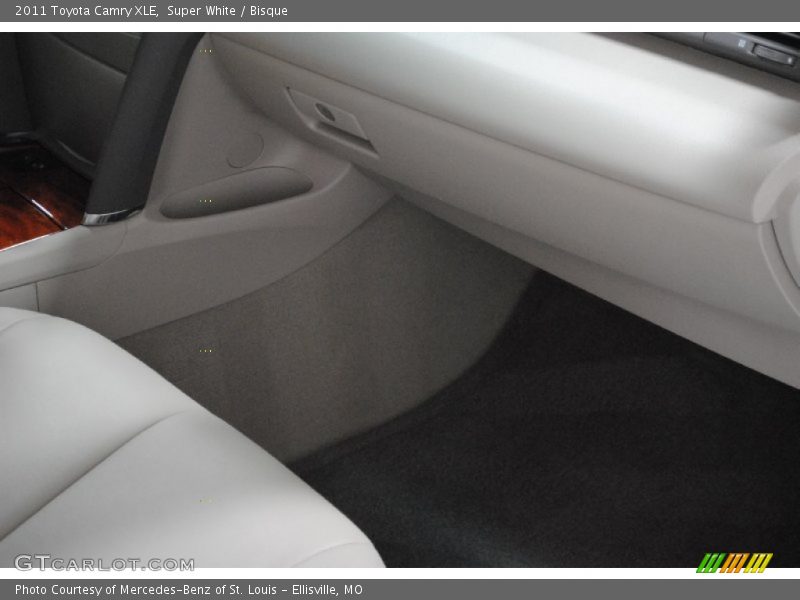 Super White / Bisque 2011 Toyota Camry XLE