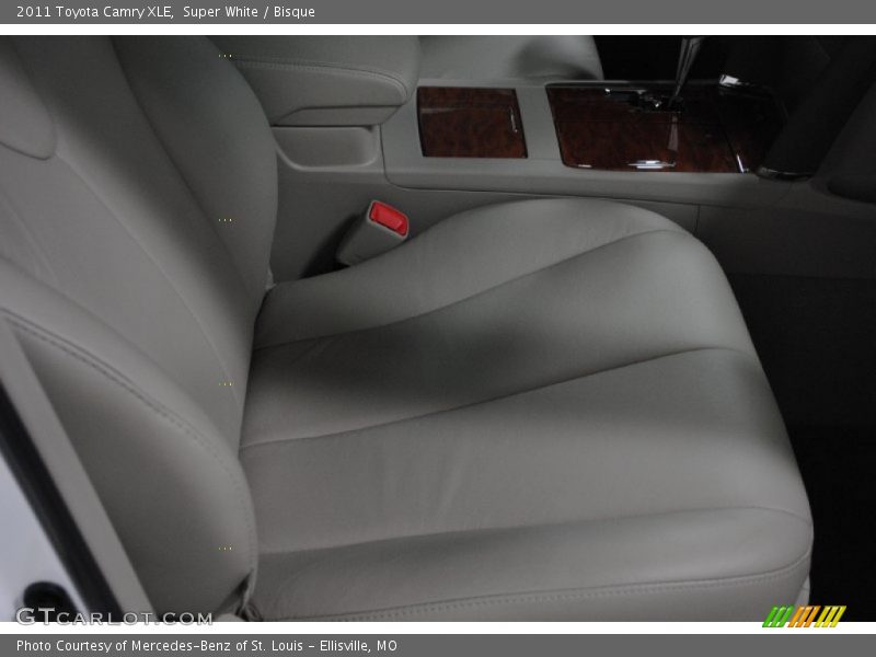 Super White / Bisque 2011 Toyota Camry XLE